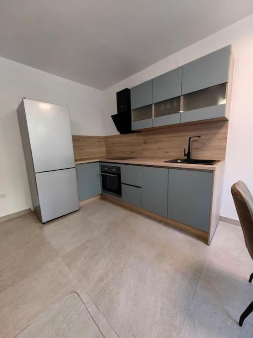New 1 Bedroom Near Center And Beach Split Exterior photo
